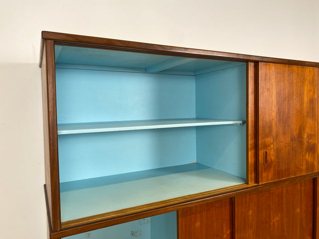 WMK I Stilvoller großer skandinavischer Mid-Century Kleiderschrank mit Schiebetüren und Schubladen, Vollholz in Teak I Schrank Schlafzimmerschrank Wäscheschrank Wardrobe Danish Design Vintage Berlin