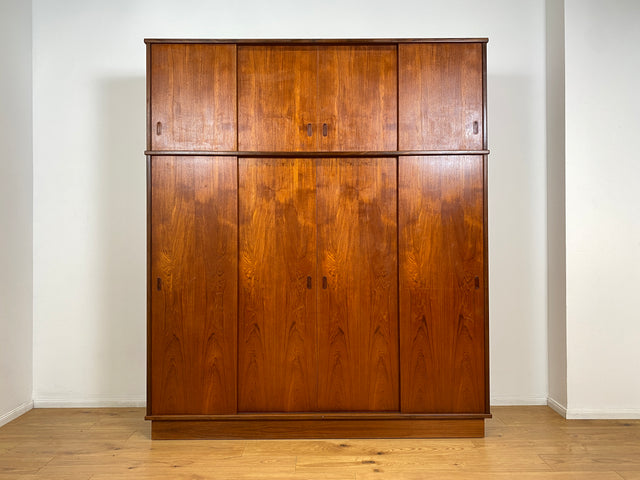 WMK I Stilvoller großer skandinavischer Mid-Century Kleiderschrank mit Schiebetüren und Schubladen, Vollholz in Teak I Schrank Schlafzimmerschrank Wäscheschrank Wardrobe Danish Design Vintage Berlin