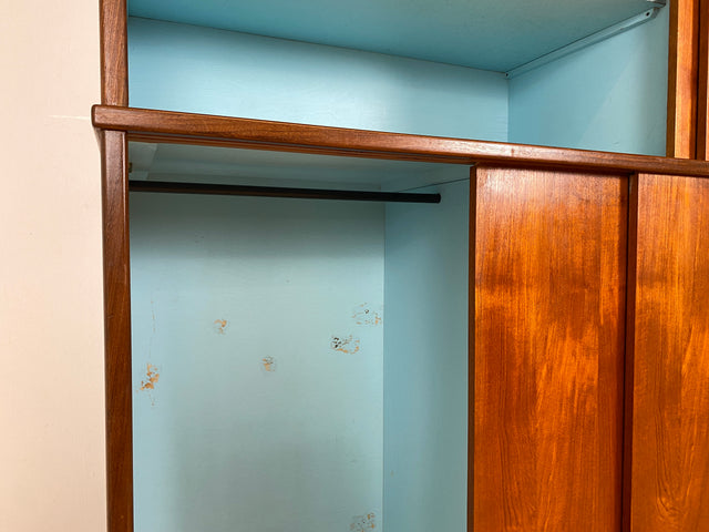 WMK I Stilvoller großer skandinavischer Mid-Century Kleiderschrank mit Schiebetüren und Schubladen, Vollholz in Teak I Schrank Schlafzimmerschrank Wäscheschrank Wardrobe Danish Design Vintage Berlin