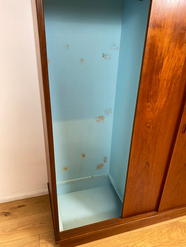 WMK I Stilvoller großer skandinavischer Mid-Century Kleiderschrank mit Schiebetüren und Schubladen, Vollholz in Teak I Schrank Schlafzimmerschrank Wäscheschrank Wardrobe Danish Design Vintage Berlin