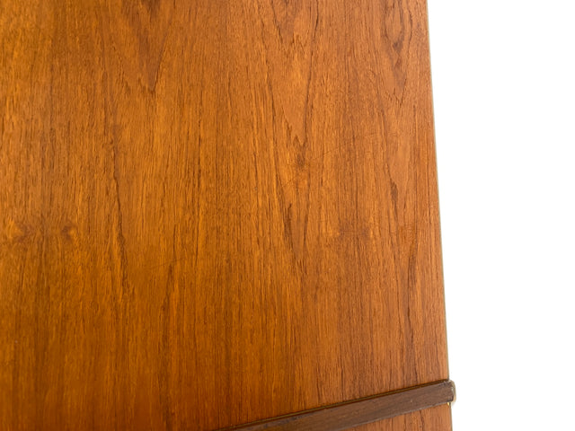 WMK I Stilvoller großer skandinavischer Mid-Century Kleiderschrank mit Schiebetüren und Schubladen, Vollholz in Teak I Schrank Schlafzimmerschrank Wäscheschrank Wardrobe Danish Design Vintage Berlin