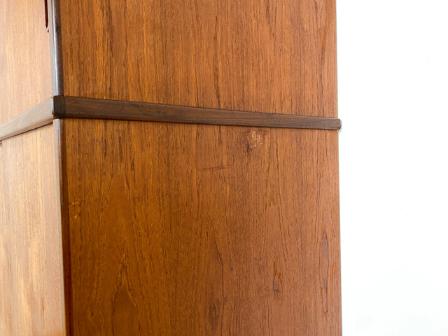 WMK I Stilvoller großer skandinavischer Mid-Century Kleiderschrank mit Schiebetüren und Schubladen, Vollholz in Teak I Schrank Schlafzimmerschrank Wäscheschrank Wardrobe Danish Design Vintage Berlin