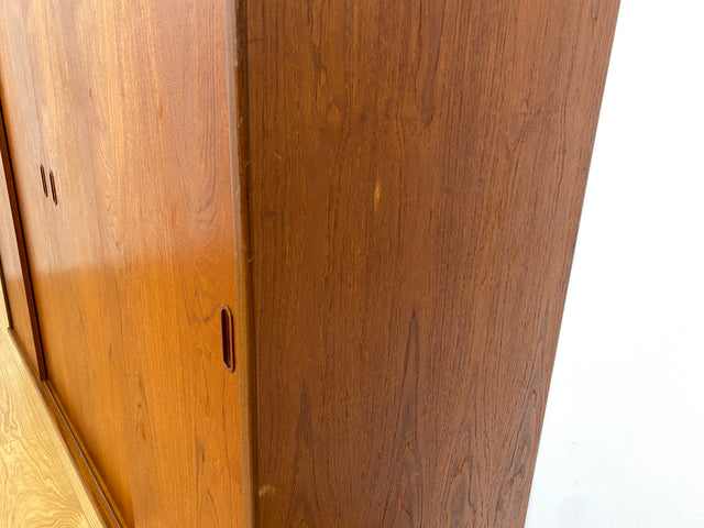 WMK I Stilvoller großer skandinavischer Mid-Century Kleiderschrank mit Schiebetüren und Schubladen, Vollholz in Teak I Schrank Schlafzimmerschrank Wäscheschrank Wardrobe Danish Design Vintage Berlin