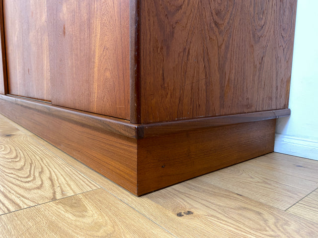 WMK I Stilvoller großer skandinavischer Mid-Century Kleiderschrank mit Schiebetüren und Schubladen, Vollholz in Teak I Schrank Schlafzimmerschrank Wäscheschrank Wardrobe Danish Design Vintage Berlin