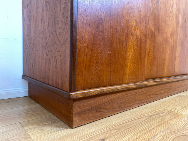 WMK I Stilvoller großer skandinavischer Mid-Century Kleiderschrank mit Schiebetüren und Schubladen, Vollholz in Teak I Schrank Schlafzimmerschrank Wäscheschrank Wardrobe Danish Design Vintage Berlin
