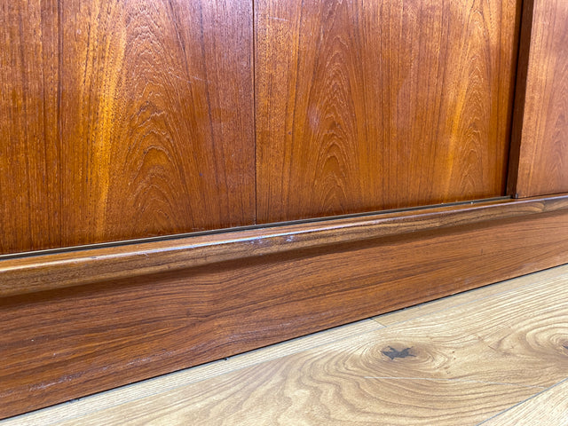WMK I Stilvoller großer skandinavischer Mid-Century Kleiderschrank mit Schiebetüren und Schubladen, Vollholz in Teak I Schrank Schlafzimmerschrank Wäscheschrank Wardrobe Danish Design Vintage Berlin