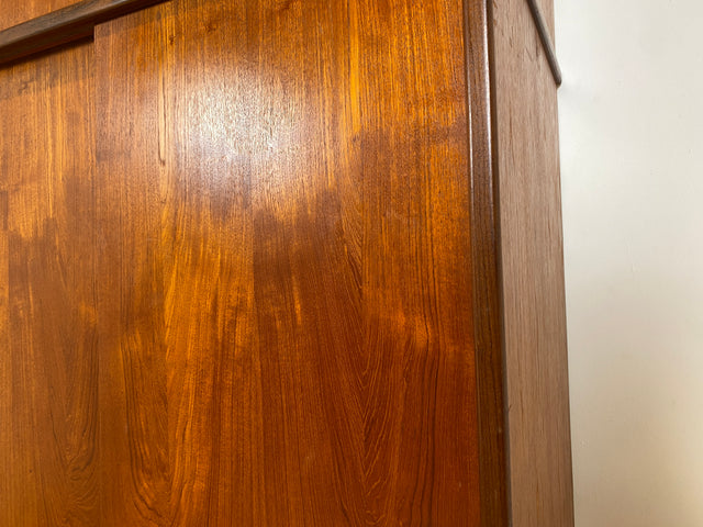 WMK I Stilvoller großer skandinavischer Mid-Century Kleiderschrank mit Schiebetüren und Schubladen, Vollholz in Teak I Schrank Schlafzimmerschrank Wäscheschrank Wardrobe Danish Design Vintage Berlin