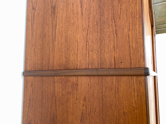 WMK I Stilvoller großer skandinavischer Mid-Century Kleiderschrank mit Schiebetüren und Schubladen, Vollholz in Teak I Schrank Schlafzimmerschrank Wäscheschrank Wardrobe Danish Design Vintage Berlin