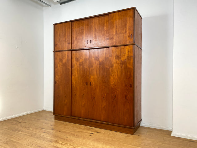 WMK I Stilvoller großer skandinavischer Mid-Century Kleiderschrank mit Schiebetüren und Schubladen, Vollholz in Teak I Schrank Schlafzimmerschrank Wäscheschrank Wardrobe Danish Design Vintage Berlin