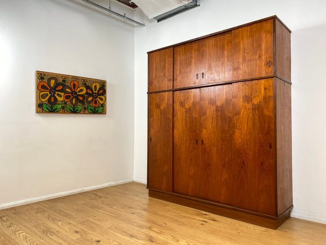 WMK I Stilvoller großer skandinavischer Mid-Century Kleiderschrank mit Schiebetüren und Schubladen, Vollholz in Teak I Schrank Schlafzimmerschrank Wäscheschrank Wardrobe Danish Design Vintage Berlin