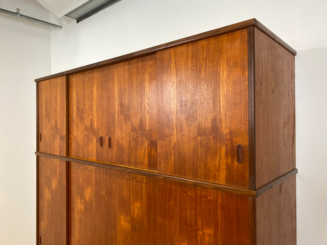 WMK I Stilvoller großer skandinavischer Mid-Century Kleiderschrank mit Schiebetüren und Schubladen, Vollholz in Teak I Schrank Schlafzimmerschrank Wäscheschrank Wardrobe Danish Design Vintage Berlin