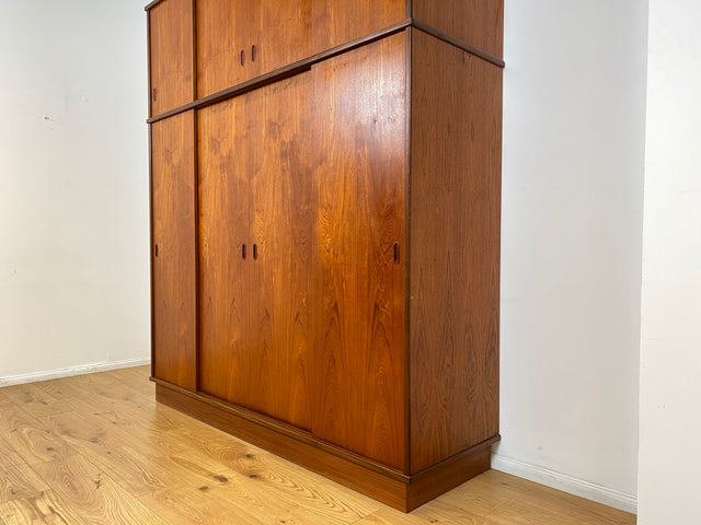WMK I Stilvoller großer skandinavischer Mid-Century Kleiderschrank mit Schiebetüren und Schubladen, Vollholz in Teak I Schrank Schlafzimmerschrank Wäscheschrank Wardrobe Danish Design Vintage Berlin