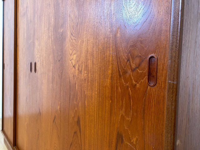 WMK I Stilvoller großer skandinavischer Mid-Century Kleiderschrank mit Schiebetüren und Schubladen, Vollholz in Teak I Schrank Schlafzimmerschrank Wäscheschrank Wardrobe Danish Design Vintage Berlin