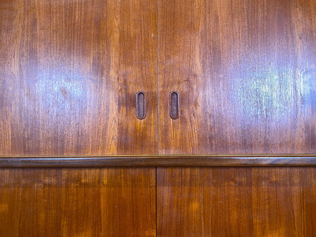 WMK I Stilvoller großer skandinavischer Mid-Century Kleiderschrank mit Schiebetüren und Schubladen, Vollholz in Teak I Schrank Schlafzimmerschrank Wäscheschrank Wardrobe Danish Design Vintage Berlin