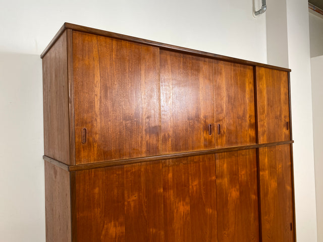 WMK I Stilvoller großer skandinavischer Mid-Century Kleiderschrank mit Schiebetüren und Schubladen, Vollholz in Teak I Schrank Schlafzimmerschrank Wäscheschrank Wardrobe Danish Design Vintage Berlin