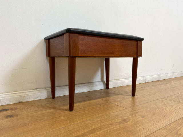 WMK # Stilvoller skandinavischer Mid-Century Nähhocker aus Teakholz , mit aufklappbarem Stauraum und schwarzem Kunstlederbezug # Hocker Sitzhocker Fußhocker Sitz Lederhocker Danish Design Vintage Teak