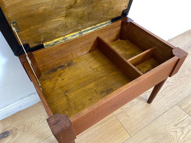 WMK # Stilvoller skandinavischer Mid-Century Nähhocker aus Teakholz , mit aufklappbarem Stauraum und schwarzem Kunstlederbezug # Hocker Sitzhocker Fußhocker Sitz Lederhocker Danish Design Vintage Teak