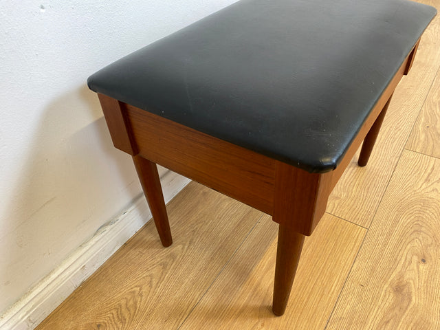 WMK # Stilvoller skandinavischer Mid-Century Nähhocker aus Teakholz , mit aufklappbarem Stauraum und schwarzem Kunstlederbezug # Hocker Sitzhocker Fußhocker Sitz Lederhocker Danish Design Vintage Teak