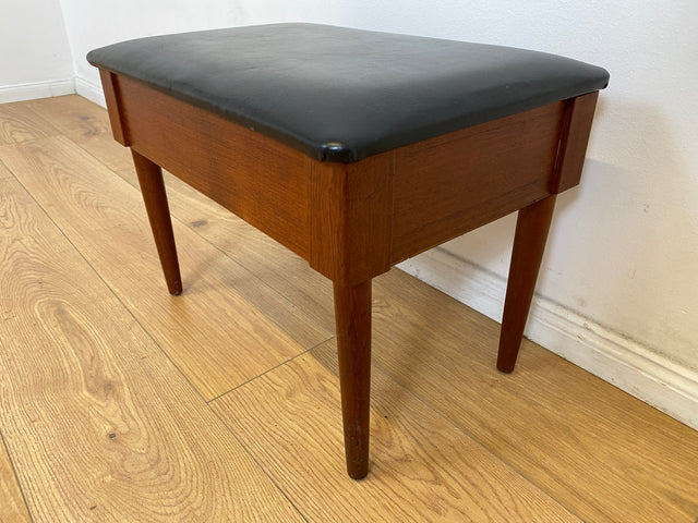 WMK # Stilvoller skandinavischer Mid-Century Nähhocker aus Teakholz , mit aufklappbarem Stauraum und schwarzem Kunstlederbezug # Hocker Sitzhocker Fußhocker Sitz Lederhocker Danish Design Vintage Teak