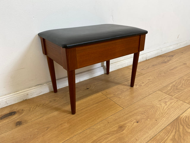 WMK # Stilvoller skandinavischer Mid-Century Nähhocker aus Teakholz , mit aufklappbarem Stauraum und schwarzem Kunstlederbezug # Hocker Sitzhocker Fußhocker Sitz Lederhocker Danish Design Vintage Teak