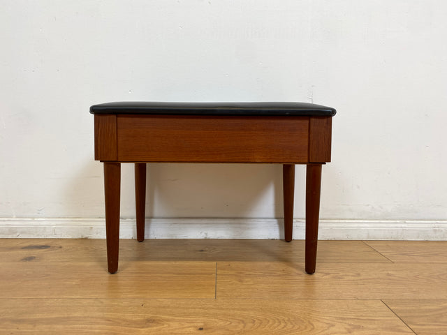 WMK # Stilvoller skandinavischer Mid-Century Nähhocker aus Teakholz , mit aufklappbarem Stauraum und schwarzem Kunstlederbezug # Hocker Sitzhocker Fußhocker Sitz Lederhocker Danish Design Vintage Teak