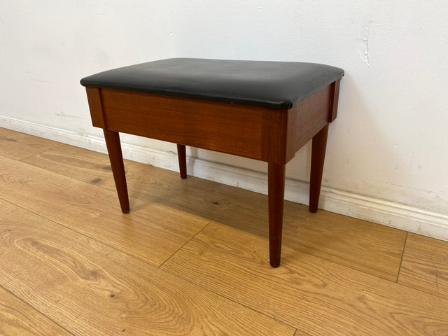 WMK # Stilvoller skandinavischer Mid-Century Nähhocker aus Teakholz , mit aufklappbarem Stauraum und schwarzem Kunstlederbezug # Hocker Sitzhocker Fußhocker Sitz Lederhocker Danish Design Vintage Teak