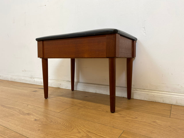 WMK # Stilvoller skandinavischer Mid-Century Nähhocker aus Teakholz , mit aufklappbarem Stauraum und schwarzem Kunstlederbezug # Hocker Sitzhocker Fußhocker Sitz Lederhocker Danish Design Vintage Teak