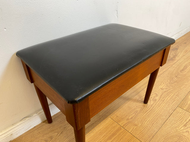 WMK # Stilvoller skandinavischer Mid-Century Nähhocker aus Teakholz , mit aufklappbarem Stauraum und schwarzem Kunstlederbezug # Hocker Sitzhocker Fußhocker Sitz Lederhocker Danish Design Vintage Teak