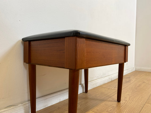 WMK # Stilvoller skandinavischer Mid-Century Nähhocker aus Teakholz , mit aufklappbarem Stauraum und schwarzem Kunstlederbezug # Hocker Sitzhocker Fußhocker Sitz Lederhocker Danish Design Vintage Teak