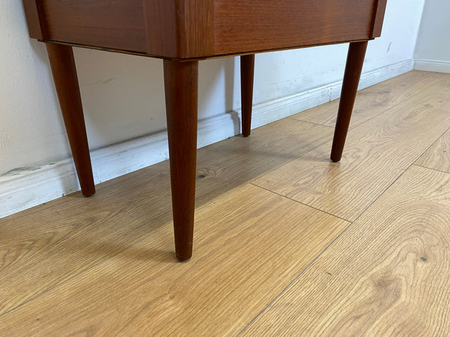 WMK # Stilvoller skandinavischer Mid-Century Nähhocker aus Teakholz , mit aufklappbarem Stauraum und schwarzem Kunstlederbezug # Hocker Sitzhocker Fußhocker Sitz Lederhocker Danish Design Vintage Teak