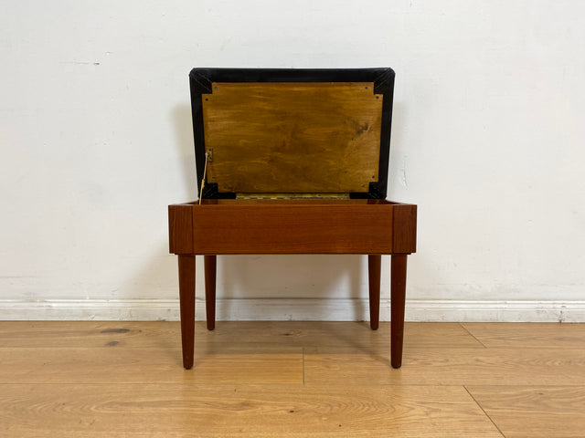 WMK # Stilvoller skandinavischer Mid-Century Nähhocker aus Teakholz , mit aufklappbarem Stauraum und schwarzem Kunstlederbezug # Hocker Sitzhocker Fußhocker Sitz Lederhocker Danish Design Vintage Teak