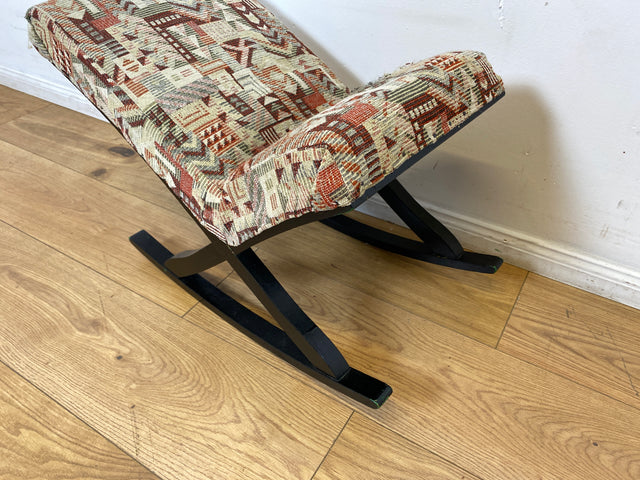 WMK I Sehr hübscher skandinavischer Mid-Century Schaukelhocker mit Polsterung und späterem Bezug