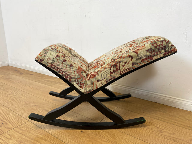 WMK I Sehr hübscher skandinavischer Mid-Century Schaukelhocker mit Polsterung und späterem Bezug