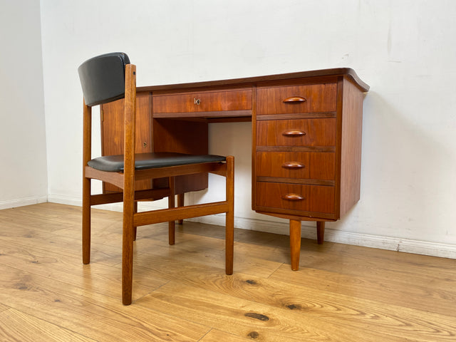 WMK I Hochwertiger skandinavischer Mid-Century Schreibtisch in Teakholz mit Schubladen & formschönen Holzgriffen I Writing Desk Bureau Sekretär Danish Design Vintage 50er 60er Teak Berlin Hamburg Köln