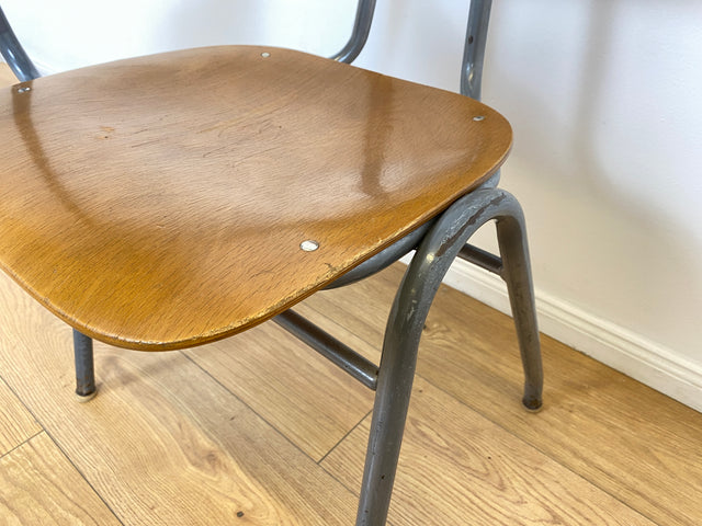 WMK # Seltener und praktischer skandinavischer Mid-Century Schulstuhl mit Schreibpult auf Metallrahmen # Seminarstuhl Stuhl Kinderschreibtisch Holzstuhl Schreibtischstuhl Kollegstuhl 60er 50er Vintage