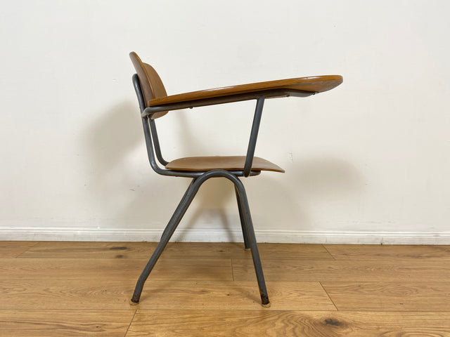 WMK # Seltener und praktischer skandinavischer Mid-Century Schulstuhl mit Schreibpult auf Metallrahmen # Seminarstuhl Stuhl Kinderschreibtisch Holzstuhl Schreibtischstuhl Kollegstuhl 60er 50er Vintage