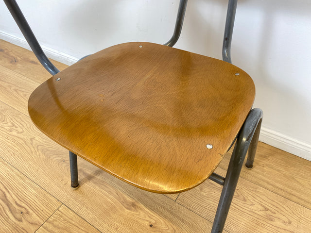 WMK # Seltener und praktischer skandinavischer Mid-Century Schulstuhl mit Schreibpult auf Metallrahmen # Seminarstuhl Stuhl Kinderschreibtisch Holzstuhl Schreibtischstuhl Kollegstuhl 60er 50er Vintage
