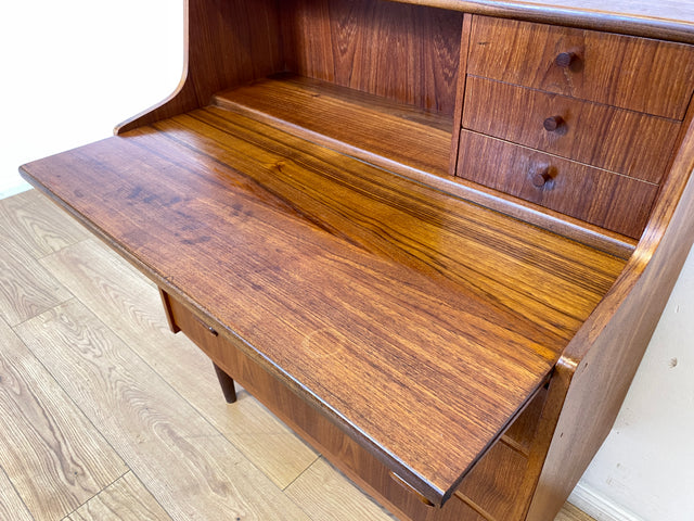 WMK I Hochwertiger skandinavischer Mid-Century Sekretär in Teakholz mit auszieh. Schreibfläche I Schreibschrank Schreibtisch Desk Kommode Wäsche Schmink Tisch Danish Design Vintage Berlin Köln Hamburg