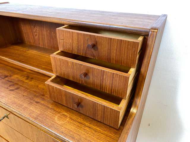 WMK I Hochwertiger skandinavischer Mid-Century Sekretär in Teakholz mit auszieh. Schreibfläche I Schreibschrank Schreibtisch Desk Kommode Wäsche Schmink Tisch Danish Design Vintage Berlin Köln Hamburg