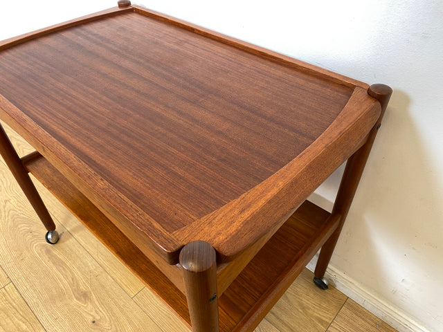 WMK I Stilvoller skandinavischer Mid-Century Servierwagen aus Teakholz auf Rollen mit abnehmbarem Serviertablett