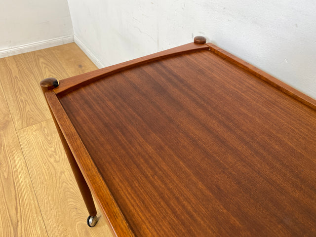 WMK I Stilvoller skandinavischer Mid-Century Servierwagen aus Teakholz auf Rollen mit abnehmbarem Serviertablett