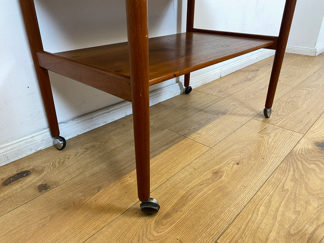 WMK I Stilvoller skandinavischer Mid-Century Servierwagen aus Teakholz auf Rollen mit abnehmbarem Serviertablett