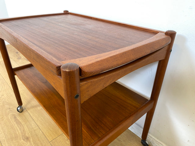 WMK I Stilvoller skandinavischer Mid-Century Servierwagen aus Teakholz auf Rollen mit abnehmbarem Serviertablett