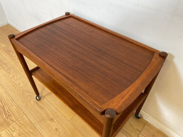 WMK I Stilvoller skandinavischer Mid-Century Servierwagen aus Teakholz auf Rollen mit abnehmbarem Serviertablett