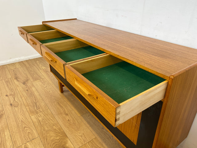 WMK I Stilvoller & sehr gut erhaltener skandinavischer Mid-Century Sideboard in Teakholz mit Schubladen I Schrank Kommode Anrichte TV Lowboard Danish Design Vintage 60er 70er Teak Berlin München NRW