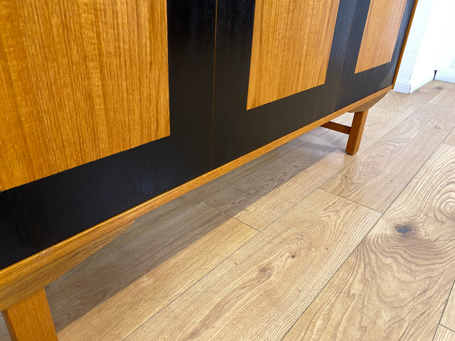 WMK I Stilvoller & sehr gut erhaltener skandinavischer Mid-Century Sideboard in Teakholz mit Schubladen I Schrank Kommode Anrichte TV Lowboard Danish Design Vintage 60er 70er Teak Berlin München NRW