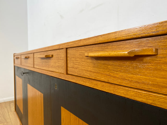 WMK I Stilvoller & sehr gut erhaltener skandinavischer Mid-Century Sideboard in Teakholz mit Schubladen I Schrank Kommode Anrichte TV Lowboard Danish Design Vintage 60er 70er Teak Berlin München NRW