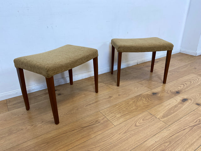 WMK I Versand 15€ I 1/2 Formschöner skandinavischer Mid-Century Sitzhocker mit beigem Bezug