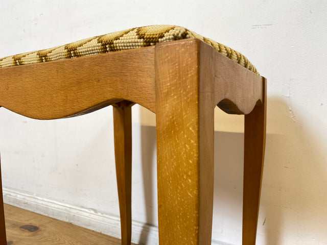 WMK I Besonders schöner skandinavischer Mid-Century Sitzhocker mit beigem handgewebtem Gobelin Bezug I Hocker Fußhocker Schemel Taburett Sitz Stuhl Vintage I Berlin Bayern Sachsen I Versand möglich