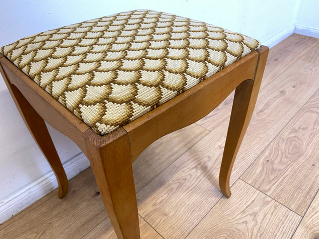 WMK I Besonders schöner skandinavischer Mid-Century Sitzhocker mit beigem handgewebtem Gobelin Bezug I Hocker Fußhocker Schemel Taburett Sitz Stuhl Vintage I Berlin Bayern Sachsen I Versand möglich